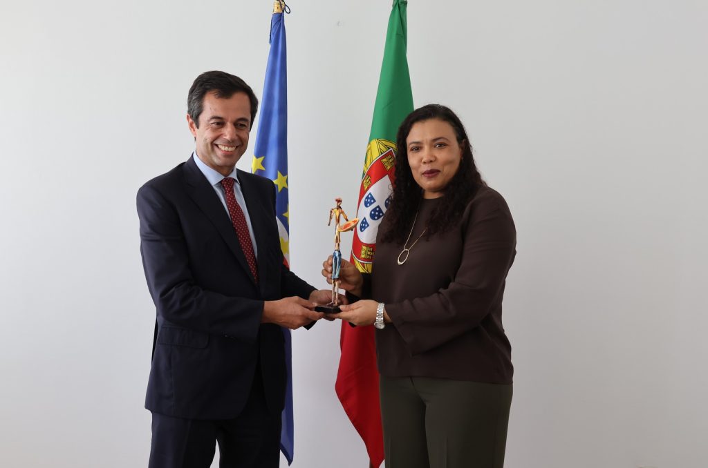 ENCONTRO BILATERAL – A Ministra de Estado e da Defesa Nacional de Cabo Verde, Janine Lélis teve hoje, 04 de novembro de 2025 um encontro bilateral com o Secretário de Estado Adjunto da Política de Defesa Nacional de PT, Nuno Pinheiro Torres
