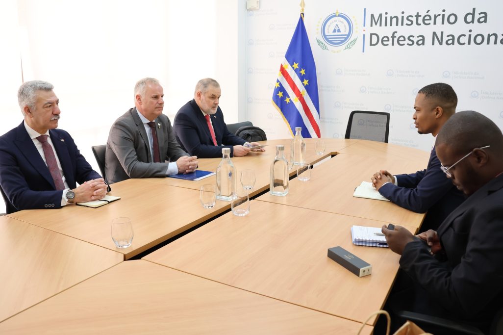 Diretor Nacional da Defesa de Cabo Verde, Elton Rocha reuniu-se, na segunda-feira, 24 de fevereiro de 2026, com o Diretor-Geral de Política de Defesa Nacional de Portugal, Tenente-General Nuno Lemos Pires.