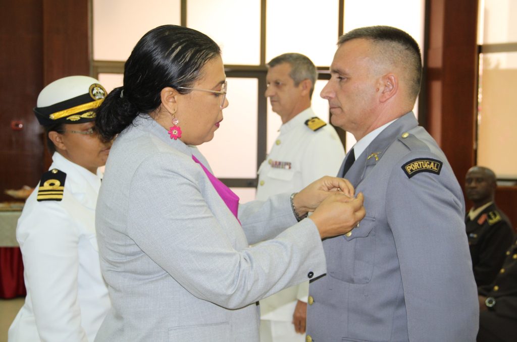 MINISTRA DE ESTADO E DA DEFESA NACIONAL CONDECORA (EX) DIRETORES DOS PROJECTOS 1 E 2, COM MEDALHA DE SERVIÇOS RELEVANTES DE 2ª CLASSE