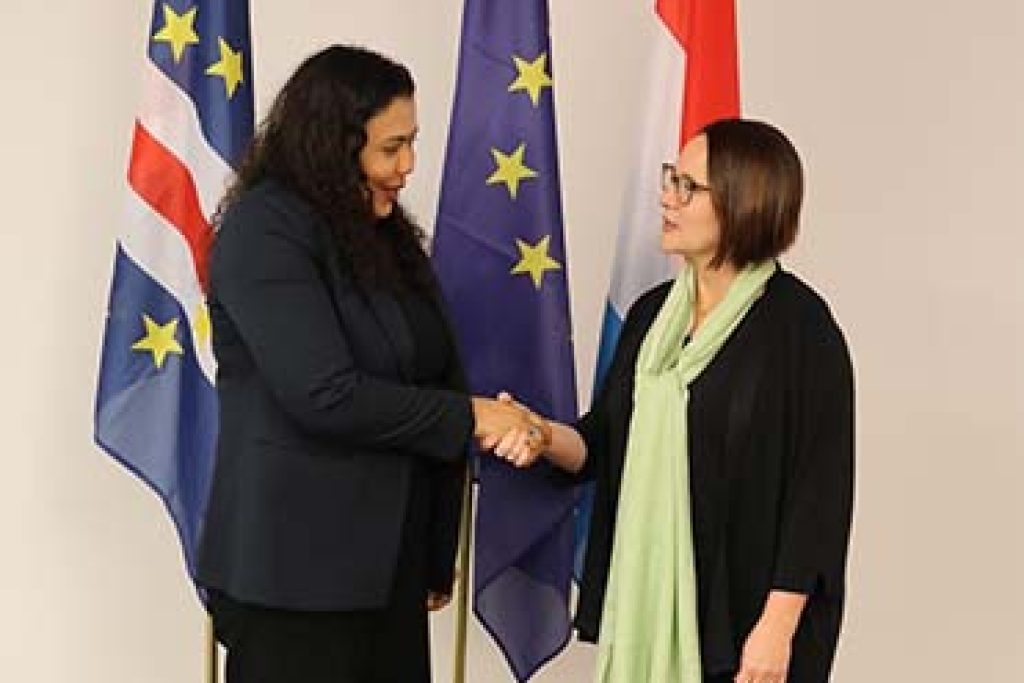 Em missão oficial ao Luxemburgo, a Ministra de Estado e da Defesa Nacional, Janine Lélis, reuniu-se com a sua homóloga, a Ministra da Defesa Yuriko Backes, num encontro que permitiu alinhar o desenvolvimento das ações programadas no quadro da cooperação entre os dois países.