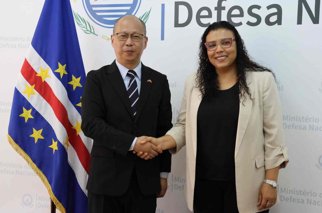 Ministra da Defesa Nacional, Janine Lélis, recebeu esta segunda-feira, 28 de julho de 2025, o Novo Embaixador (nomeado) da República da China em Cabo Verde, Dr. Zhang Yang em Cabo Verde.