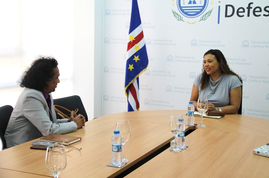 Ministra de Estado e da Defesa Nacional, Janine Lélis, recebeu na segunda-feira, 24 de outubro de 2023, uma visita de cortesia do Embaixador da Índia em Cabo Verde, Sanjeev Jain