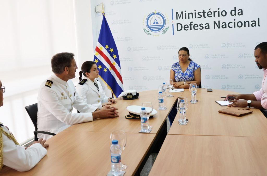 A Ministra de Estado e da Defesa Nacional, Janine Lélis recebeu na manhã desta sexta-feira, 30 de agosto de 2024, uma visita de cortesia do Comandante do Navio Viana do Castelo, Capitão-de- Fragata, Ricardo José Sá Granja