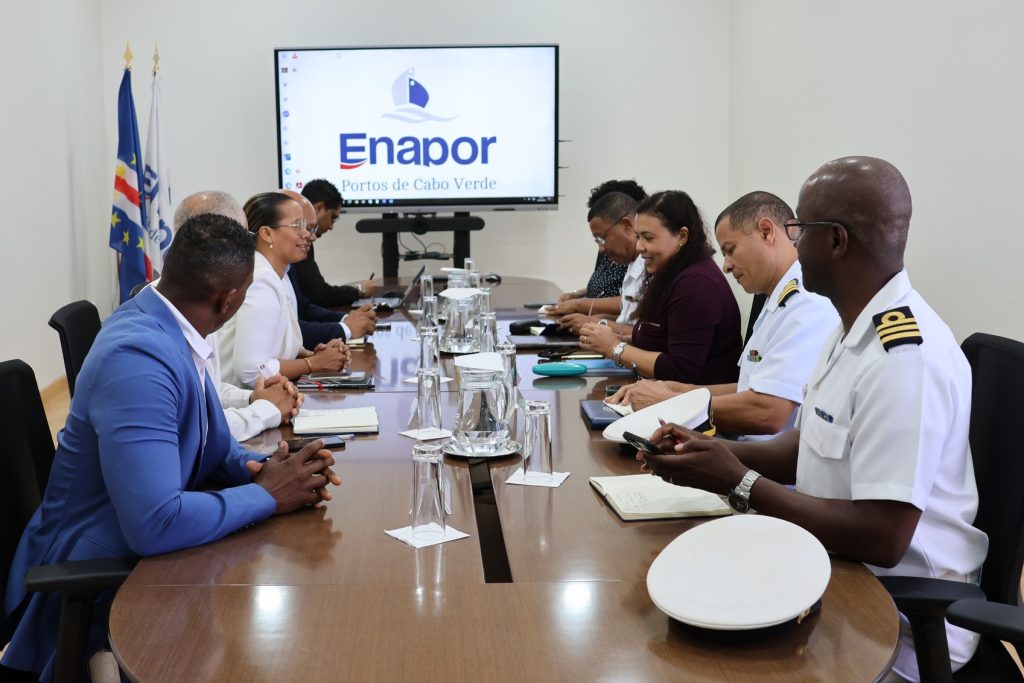 Na visita realizada à ENAPOR, em São Vicente, a Ministra e Estado e da Defesa Nacional, Janine Lélis, pode inteirar-se melhor dos importantes projectos em curso e que vão impactar significativamente os Portos e o transporte marítimo, na componente dos passageiros, conforto e qualidade