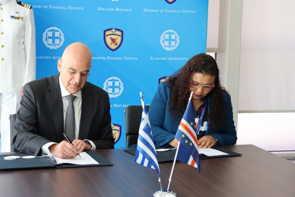 Cabo Verde assina Memorando de Entendimento com a Grécia, com foco no reforço da Formação Militar, em especial dos jovens recrutas/recém-ingressados, com idade entre 18 e 24 anos.